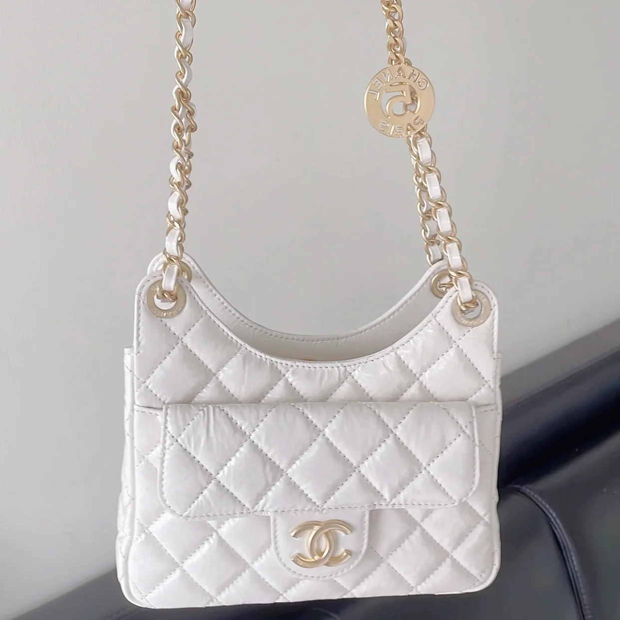 Коллекция Chanel ?Ранняя весна 2023? — сумка-хобо в стиле хиппи — маленькая — белая — 1 шт.