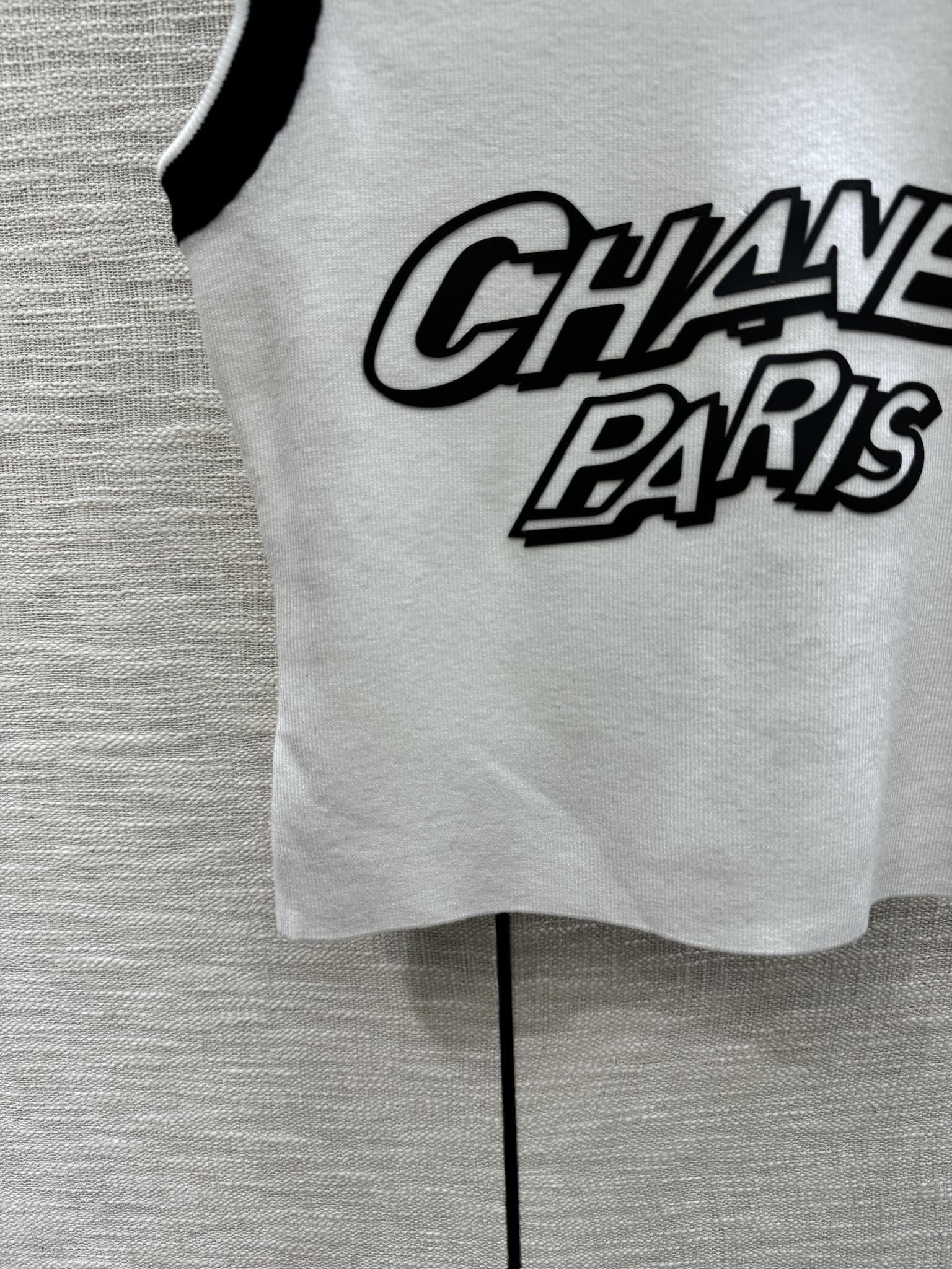 Chanel - 2403-24 Вязаный жилет с двойной буквой С, новая коллекция ?Ранняя весна? в стиле колор-блок - белый