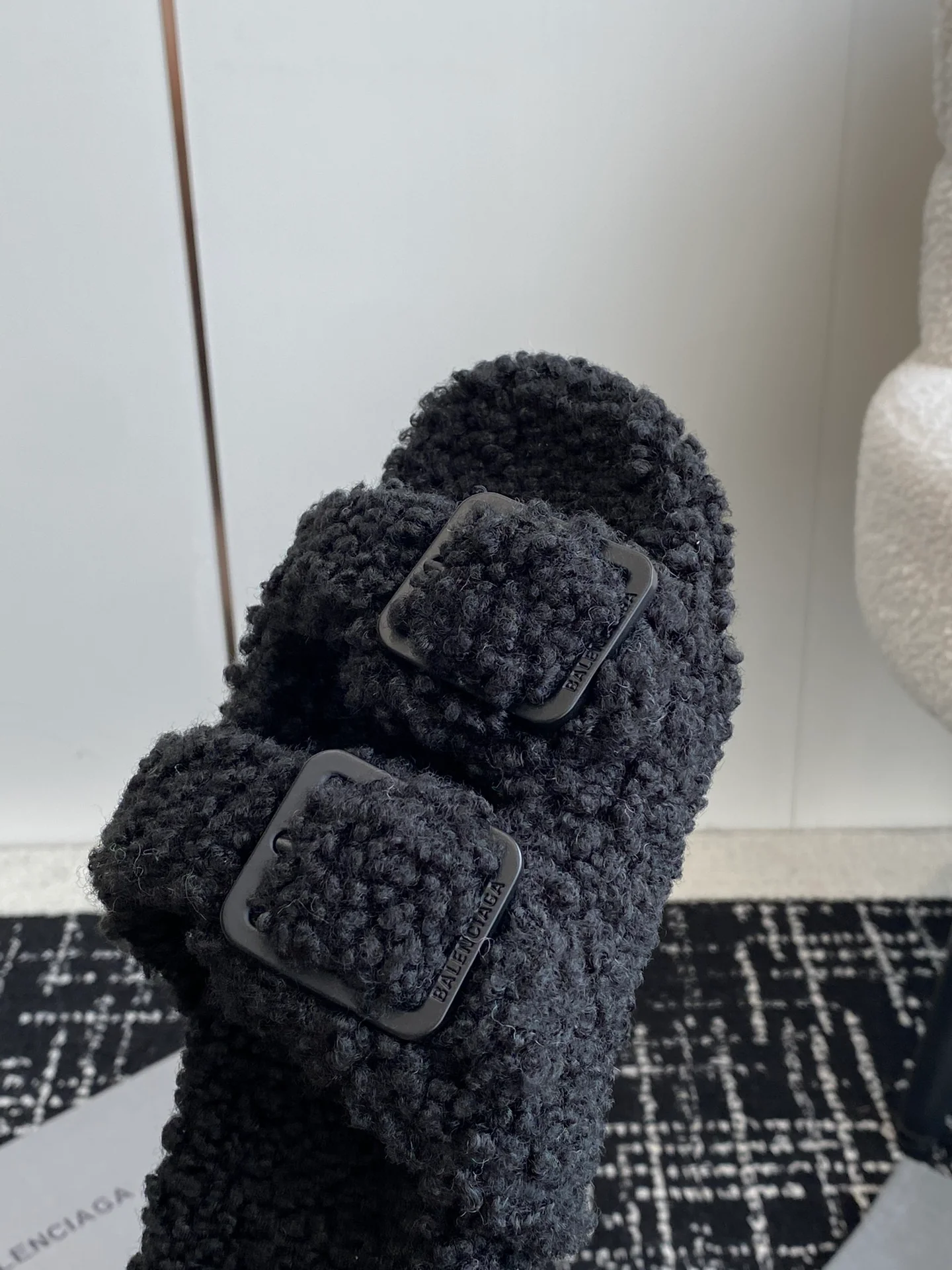 Новинка сезона осень/зима 2023 от Balenciaga - Меховые тапочки - Черные с пряжкой