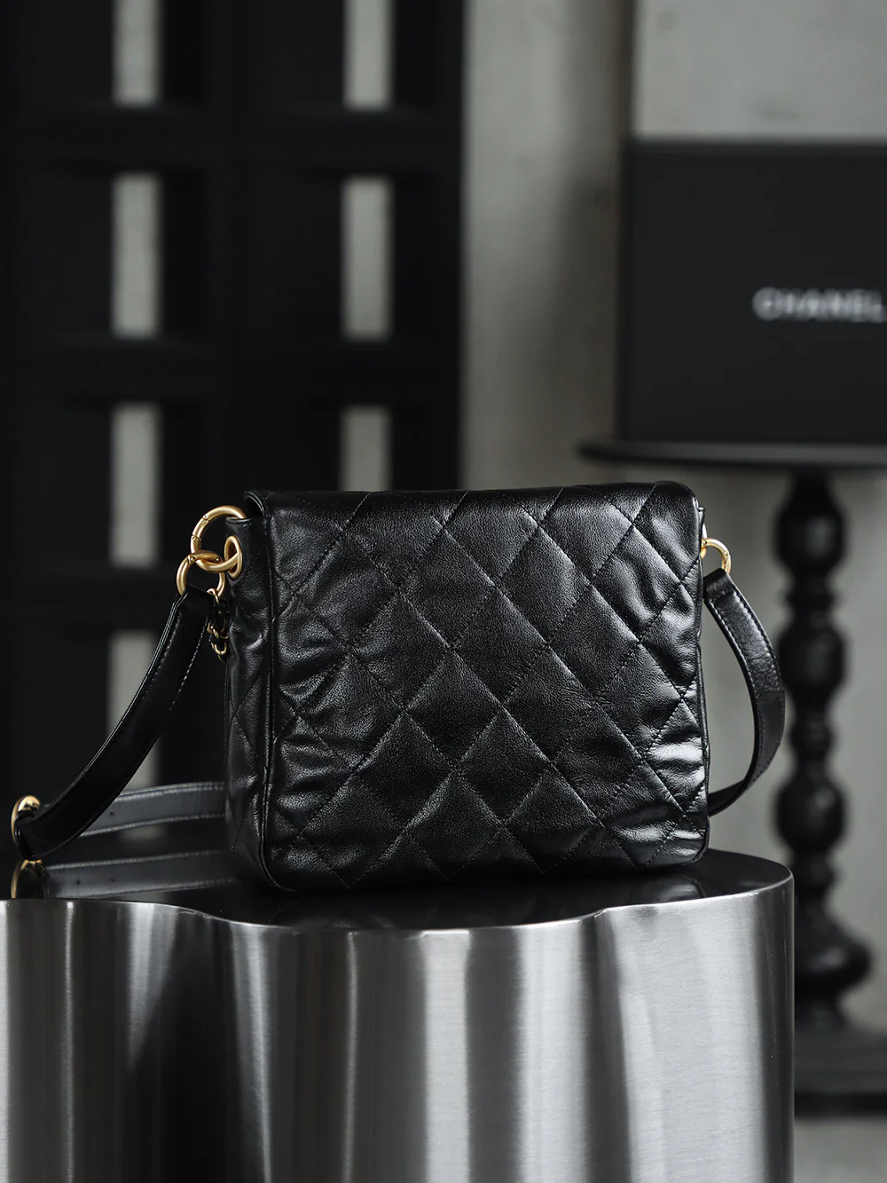 Сумка-хобо Chanel 24p Messenger, маленькая, черная, с золотой пряжкой.