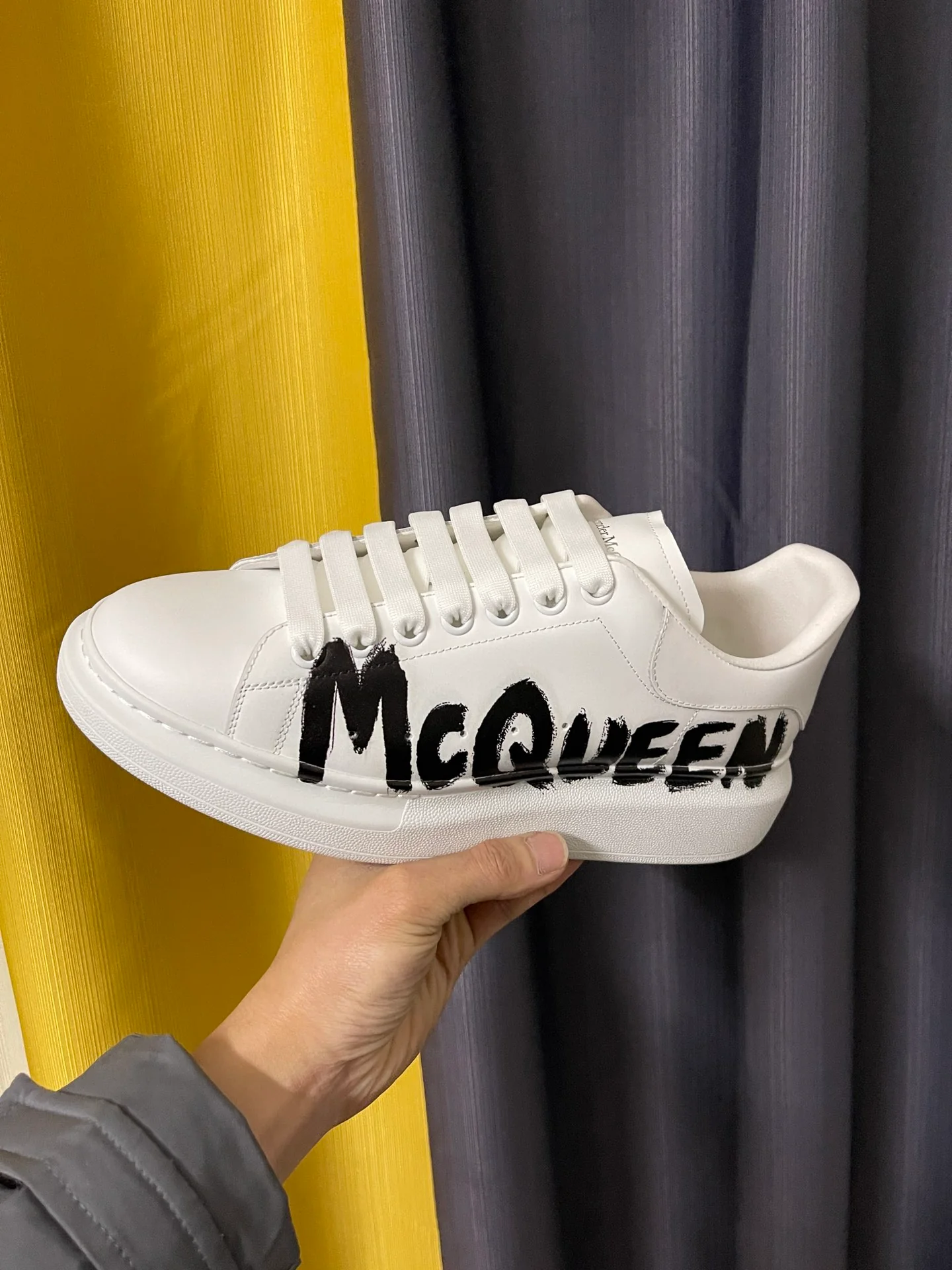 Классические белые кроссовки McQueen - унисекс - с граффити-надписью