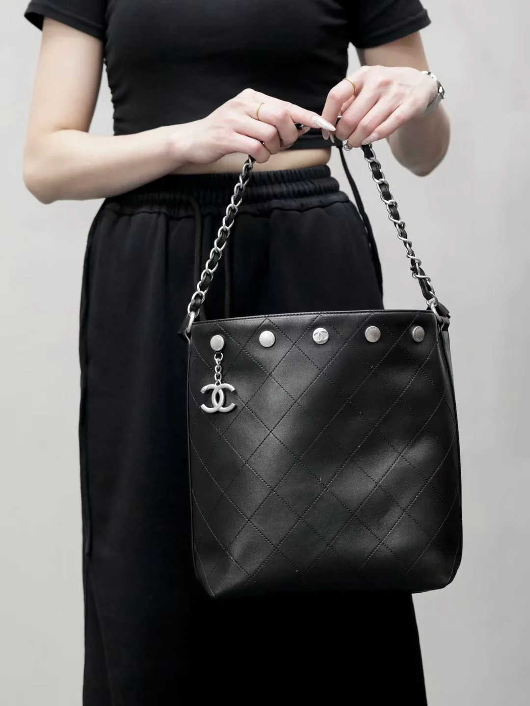 Сумка Chanel в стиле хиппи с золотой монетой 25 пенсов — черно-серебряная.