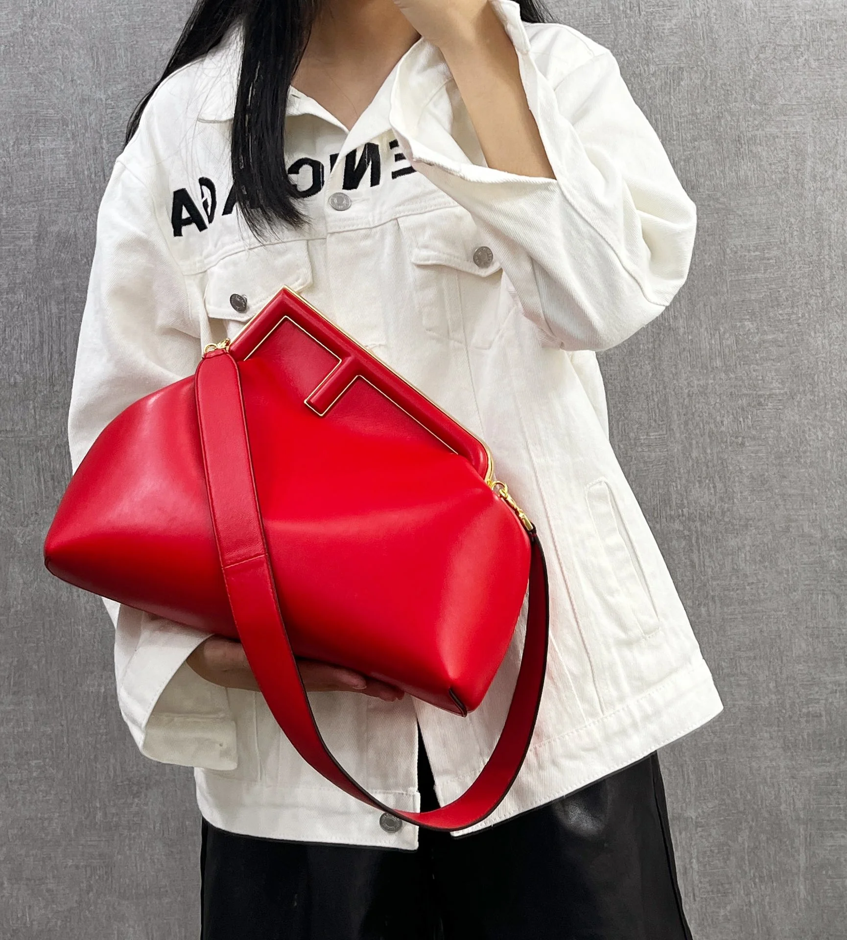 Средняя красная кожаная сумка Fendi First