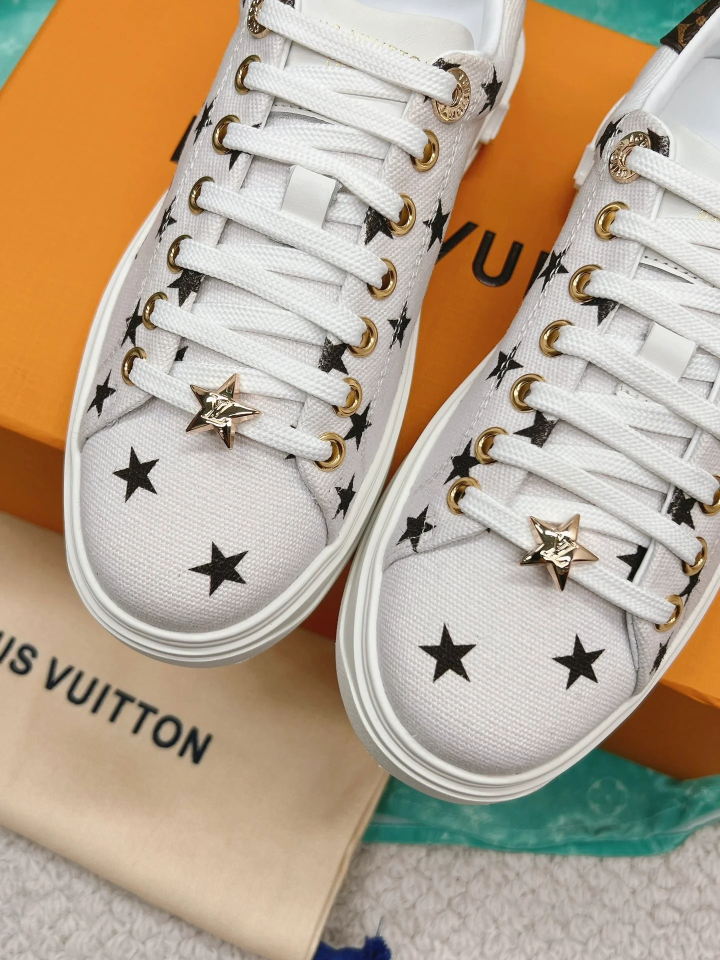 LV-Vuitton-Yayoi Kusama-Classic White Sneakers-White