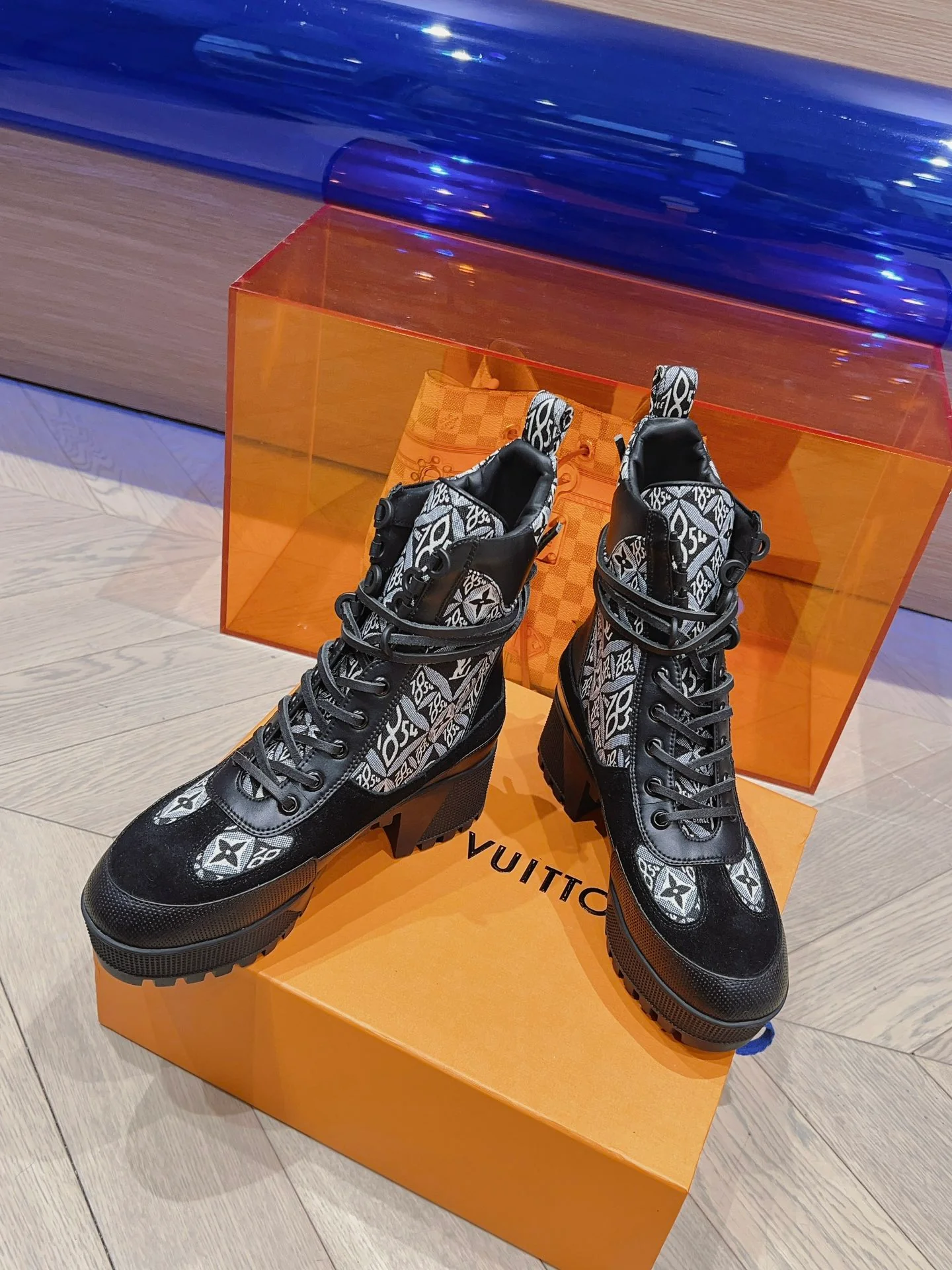 Новинка осенне-зимней коллекции LV 2023 — Ботинки Мартин на высоком каблуке — Черная серия — Модель 1