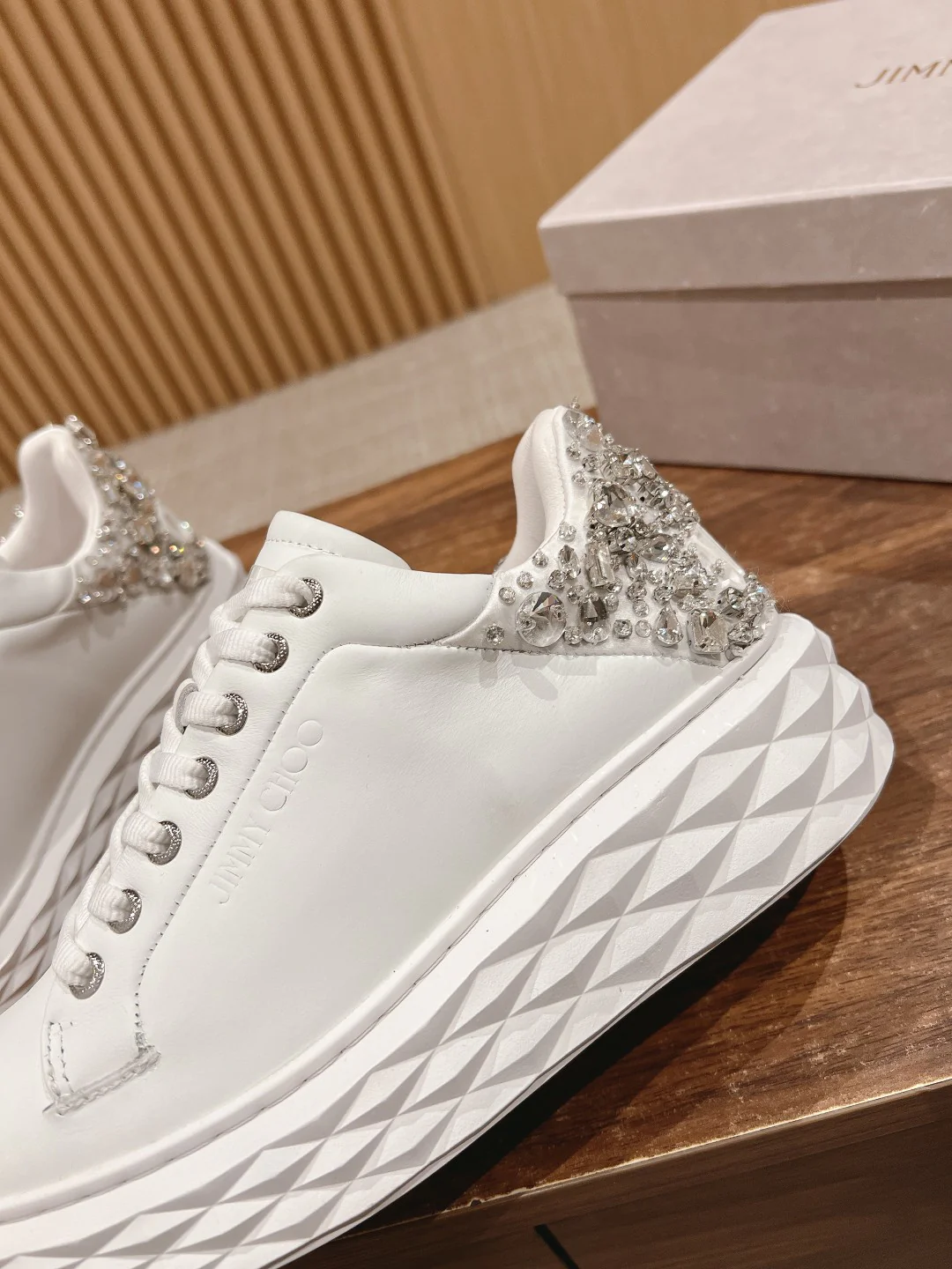 Обувь марки JC - повседневная модель 2024 года - серебристая.