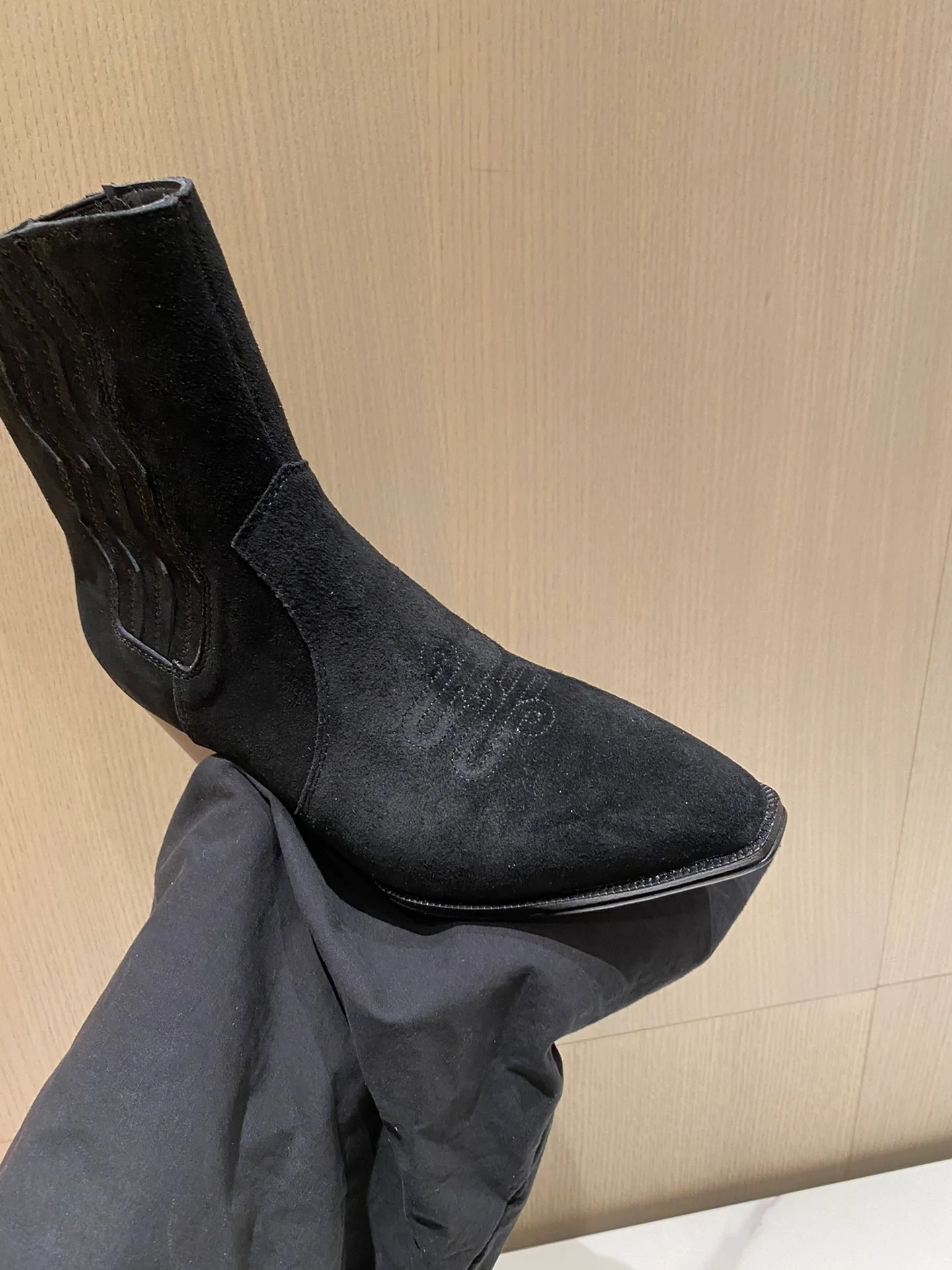 Новинка осенне-зимней коллекции Hermes - замшевые ботильоны - черные.