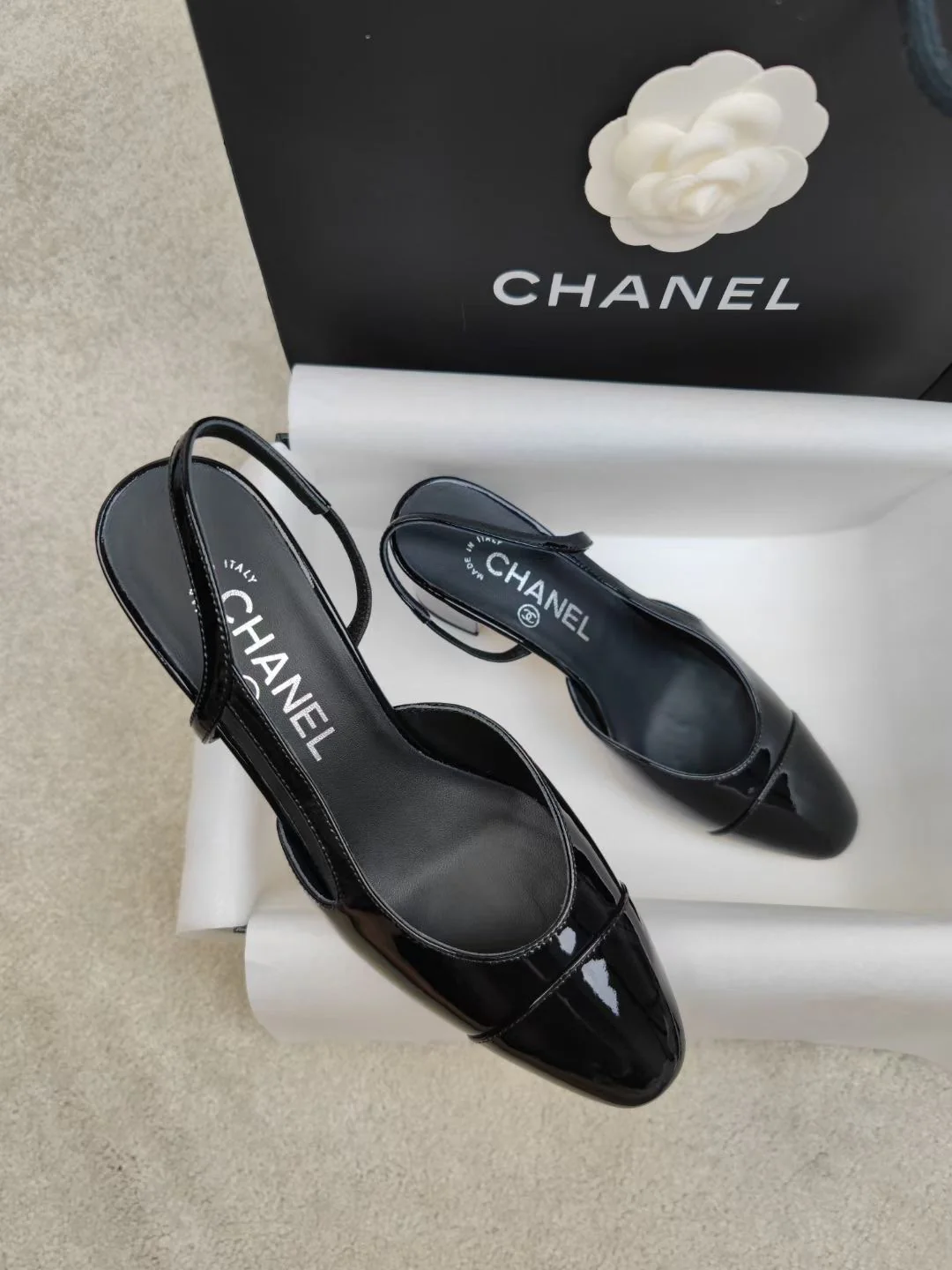 Туфли Chanel на низком каблуке из матовой овечьей кожи - черные