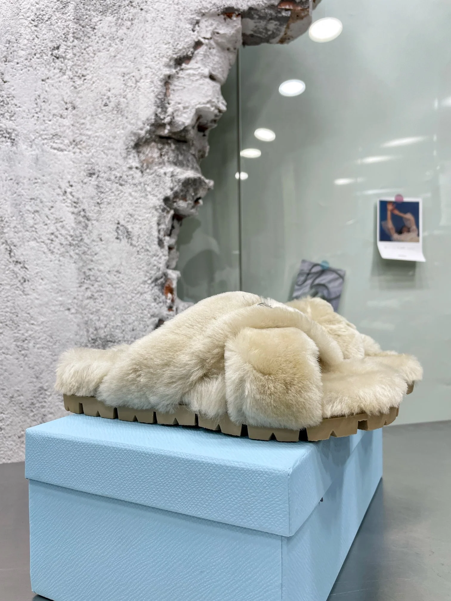 Новинка сезона осень/зима 2022 от Prada — меховые тапочки — в стиле знаменитостей