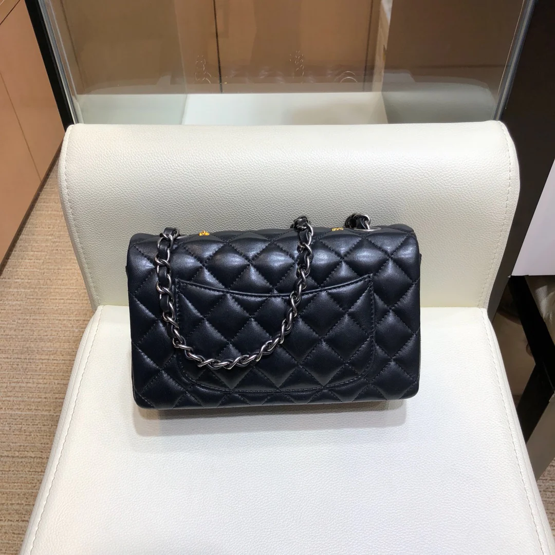 Классическая стеганая сумка Chanel - Новинка коллекции 2018 года - Сумка CF - Серебряная цепочка - 20 см