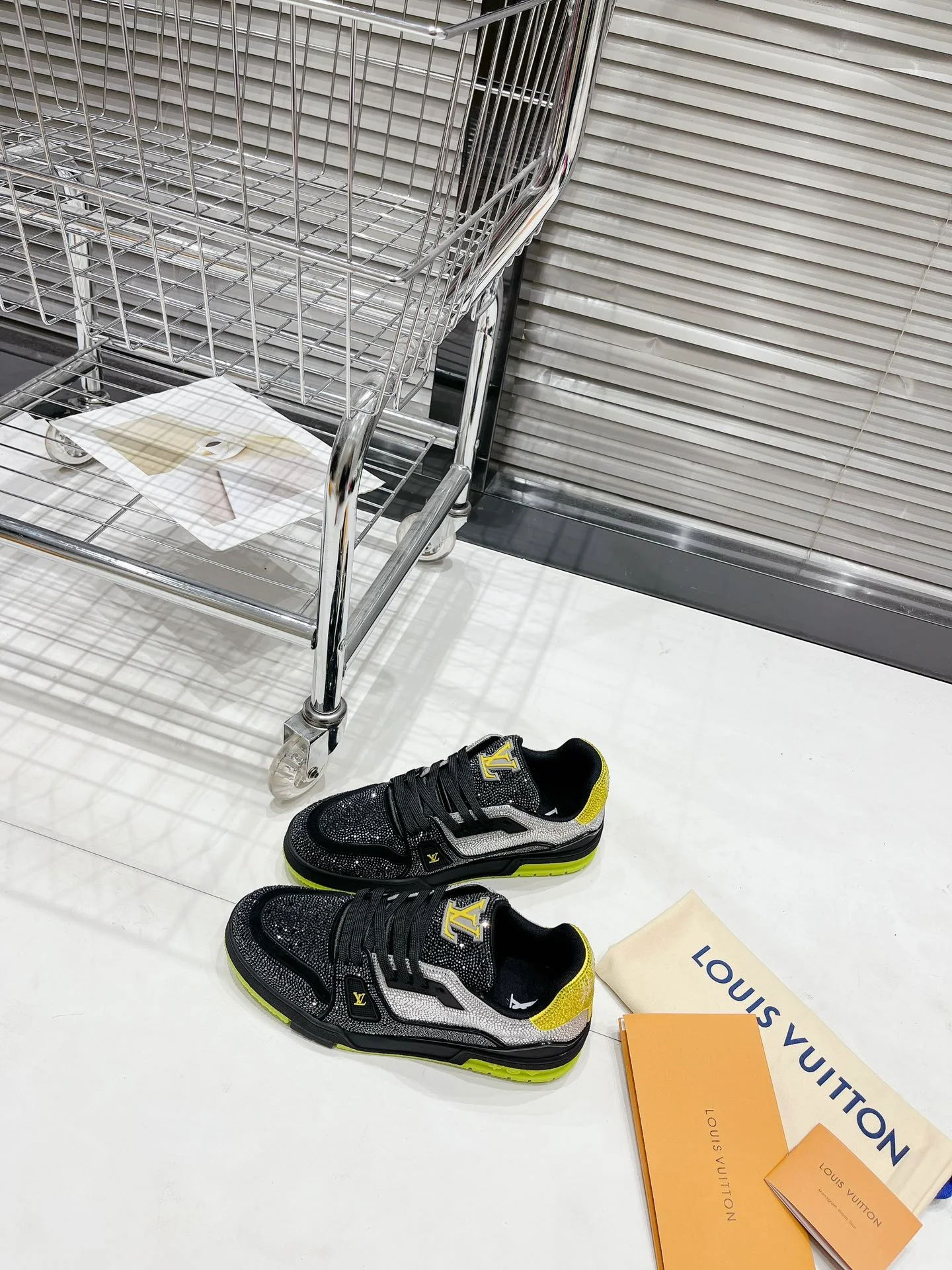 Кроссовки LV Trainer - обувь для скейтбординга - глянцевые черно-желтые - унисекс