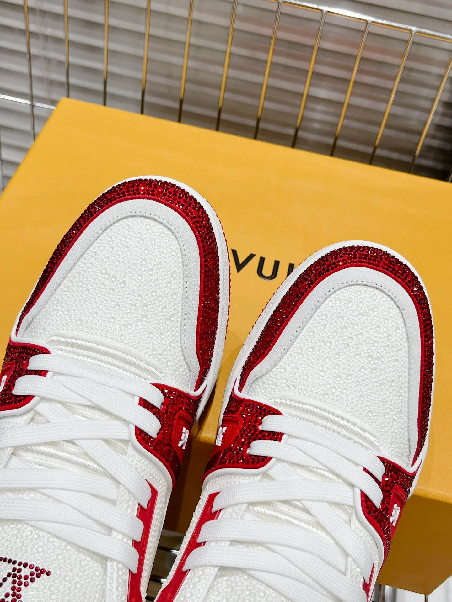 Кроссовки LV Trainer - обувь для скейтбординга - глянцевые белые и красные - унисекс