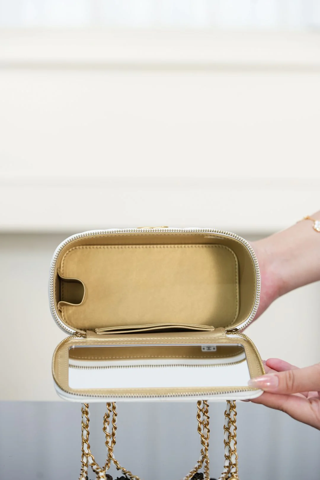 Chanel - ??? - Длинная сумка-коробочка с двойной золотой бусиной - Белая с золотой пряжкой