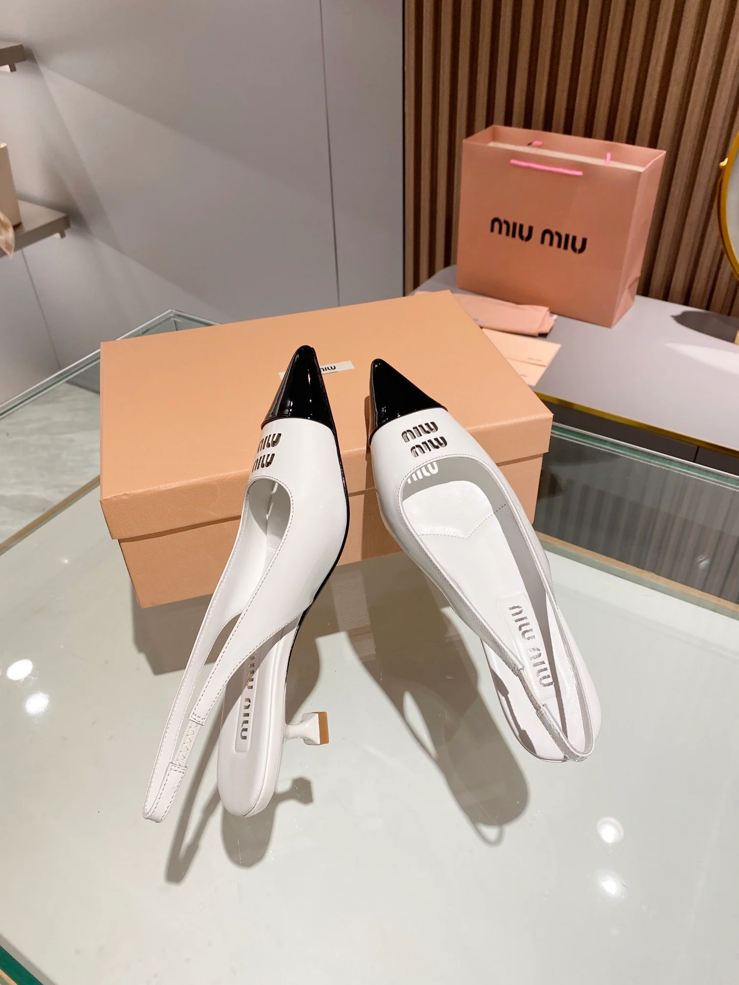 Новинка сезона весна/лето 2023 от Miu Miu - сандалии на низком каблуке с открытой пяткой