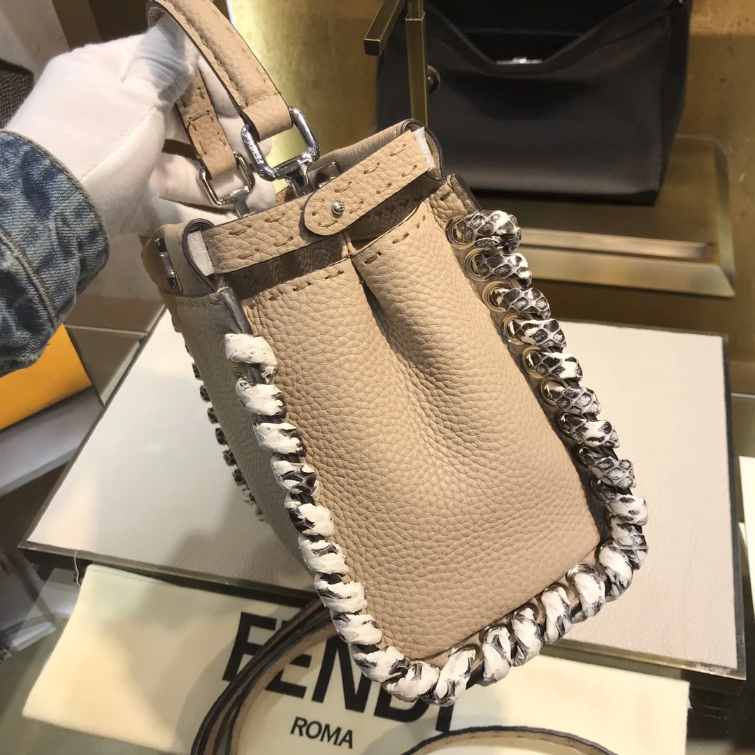 Мини-сумочка Fendi Peekaboo из абрикосовой кожи