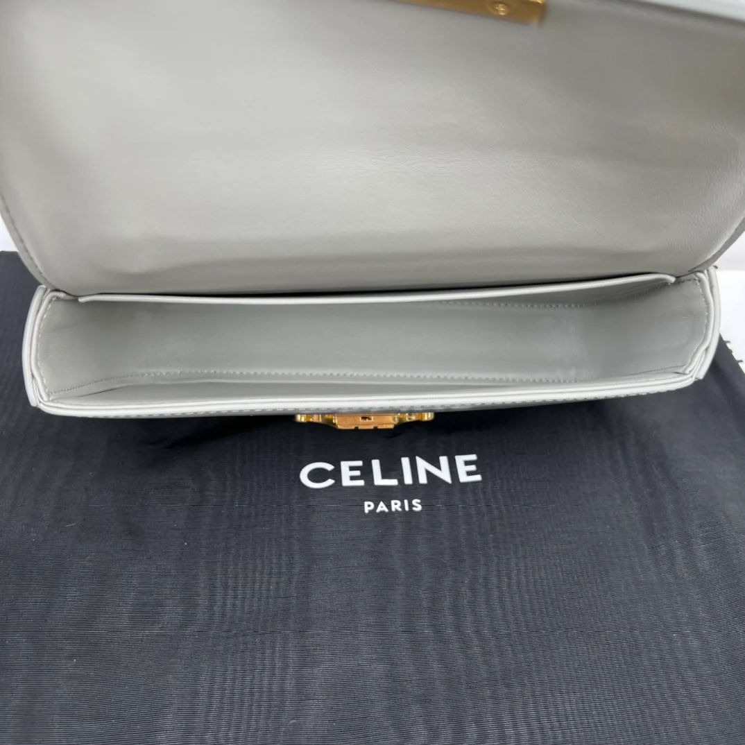 Сумка Celine Triomphe из глянцевой коровьей кожи с цепочкой через плечо