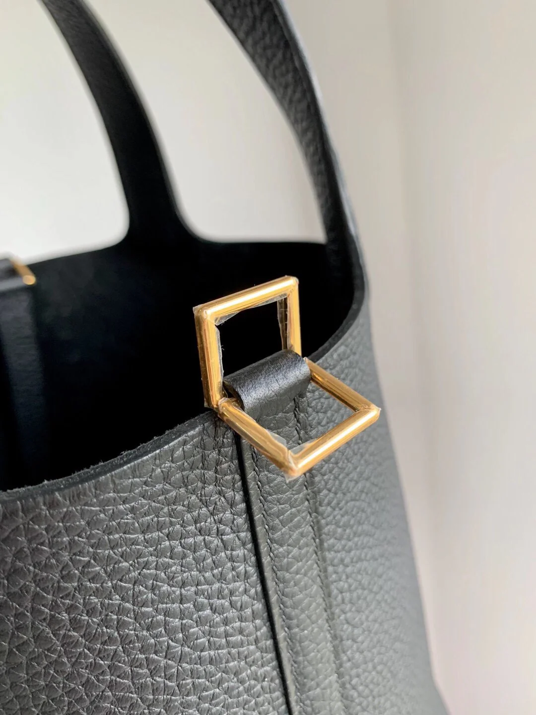 Часы Hermes Picotin 18, черные, с золотой пряжкой.