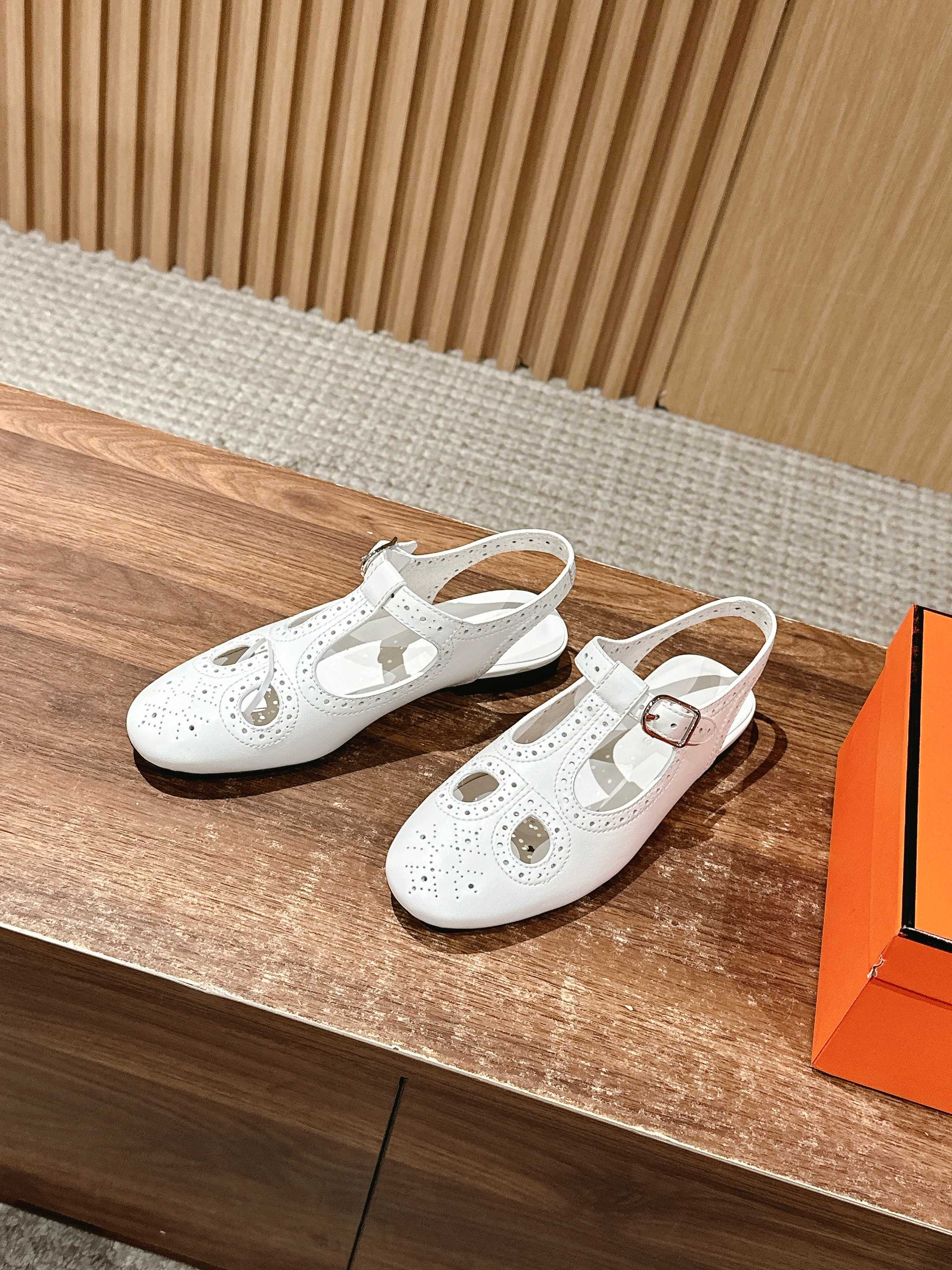 Кожаные сандалии-гилли Hermes с открытой пяткой - белые.