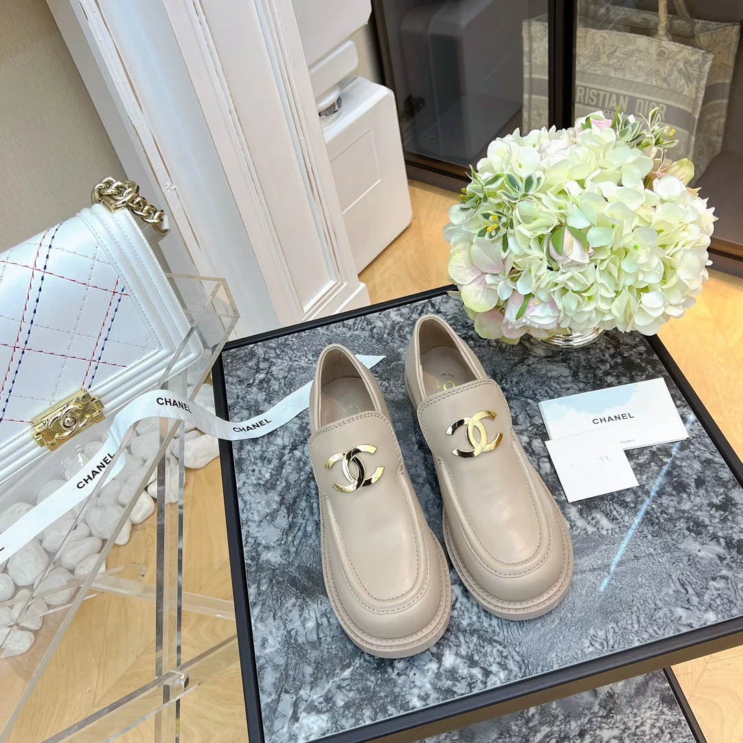 Новинка 2023 года от Chanel - Кожаные лоферы с большим логотипом - Абрикосовый цвет