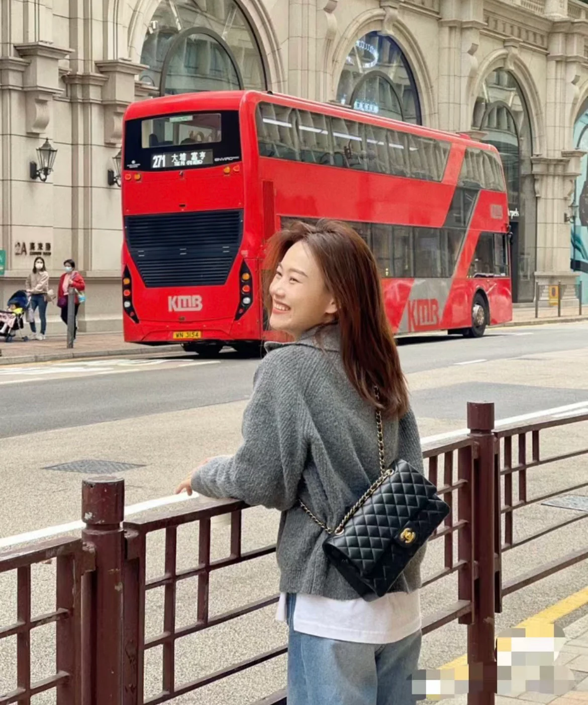 Сумка Chanel CF25 из зернистой кожи с золотой фурнитурой и цепочкой — черная.