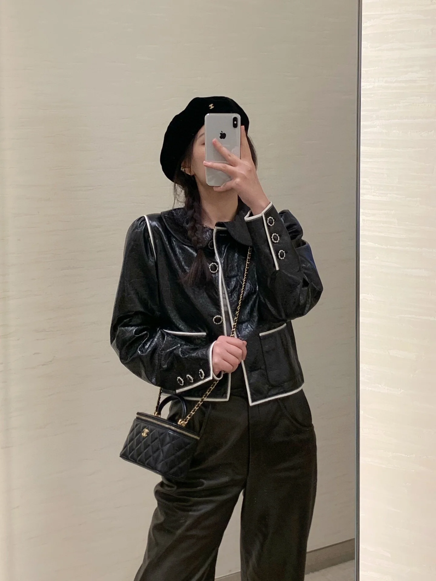 Сумка-коробочка Chanel с кожаной ручкой, длинная, черная.