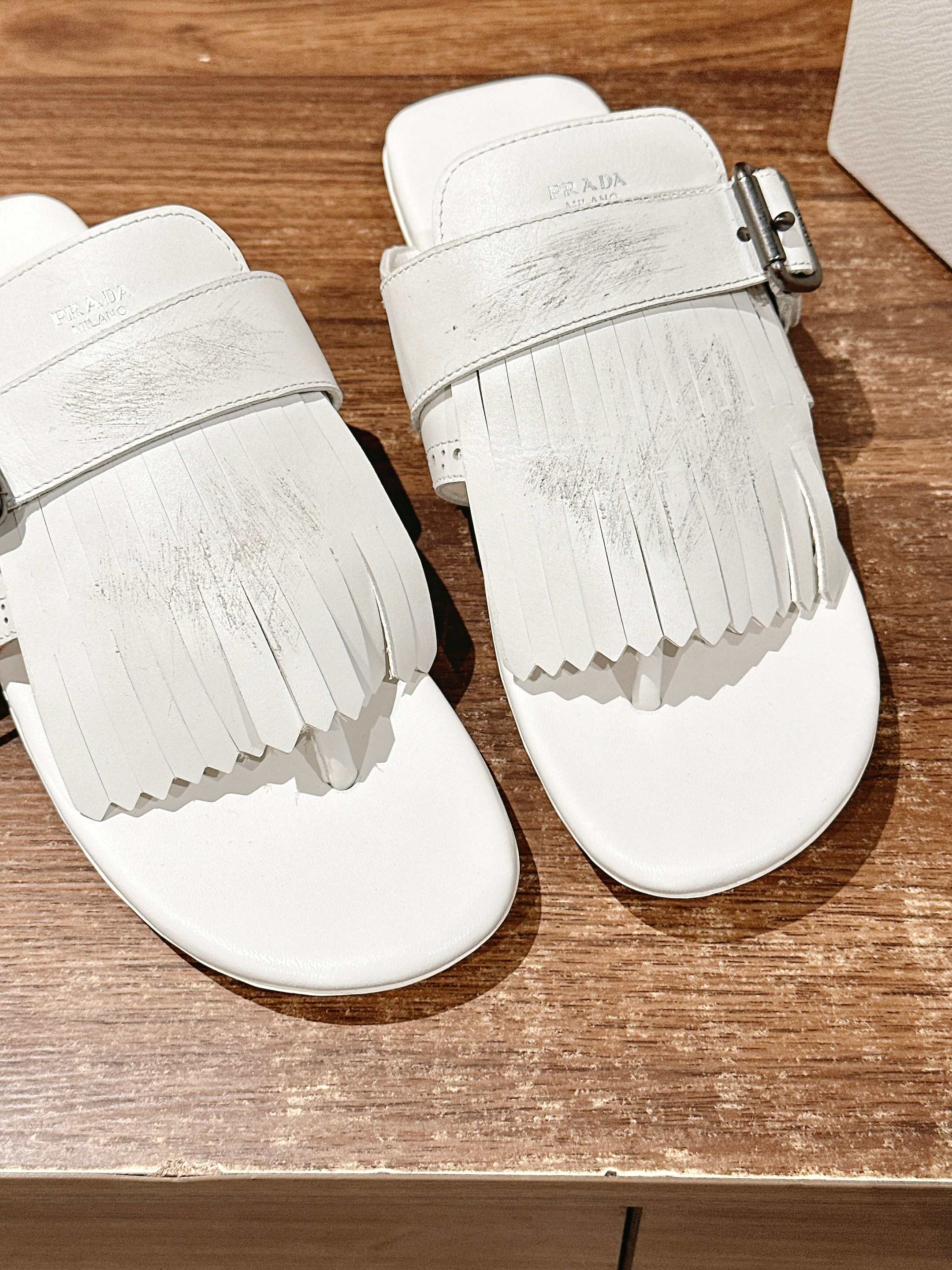 Новинка сезона весна/лето 2025 от Prada - Ретро-сандалии с кисточками - Подиумный образ - Белые