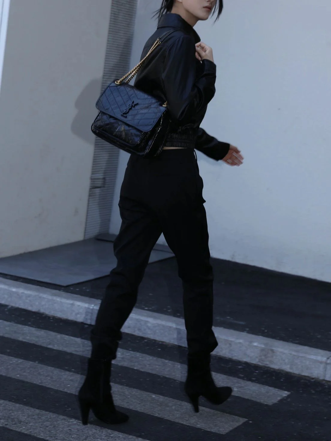 Часы YSL Niki Baby 28 см, кожаные, черные, с золотой цепочкой — на фото.