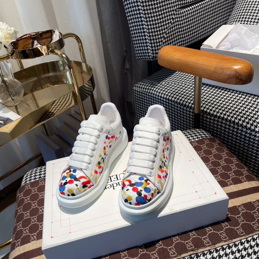 Классические белые кроссовки McQueen в красочном горошек.