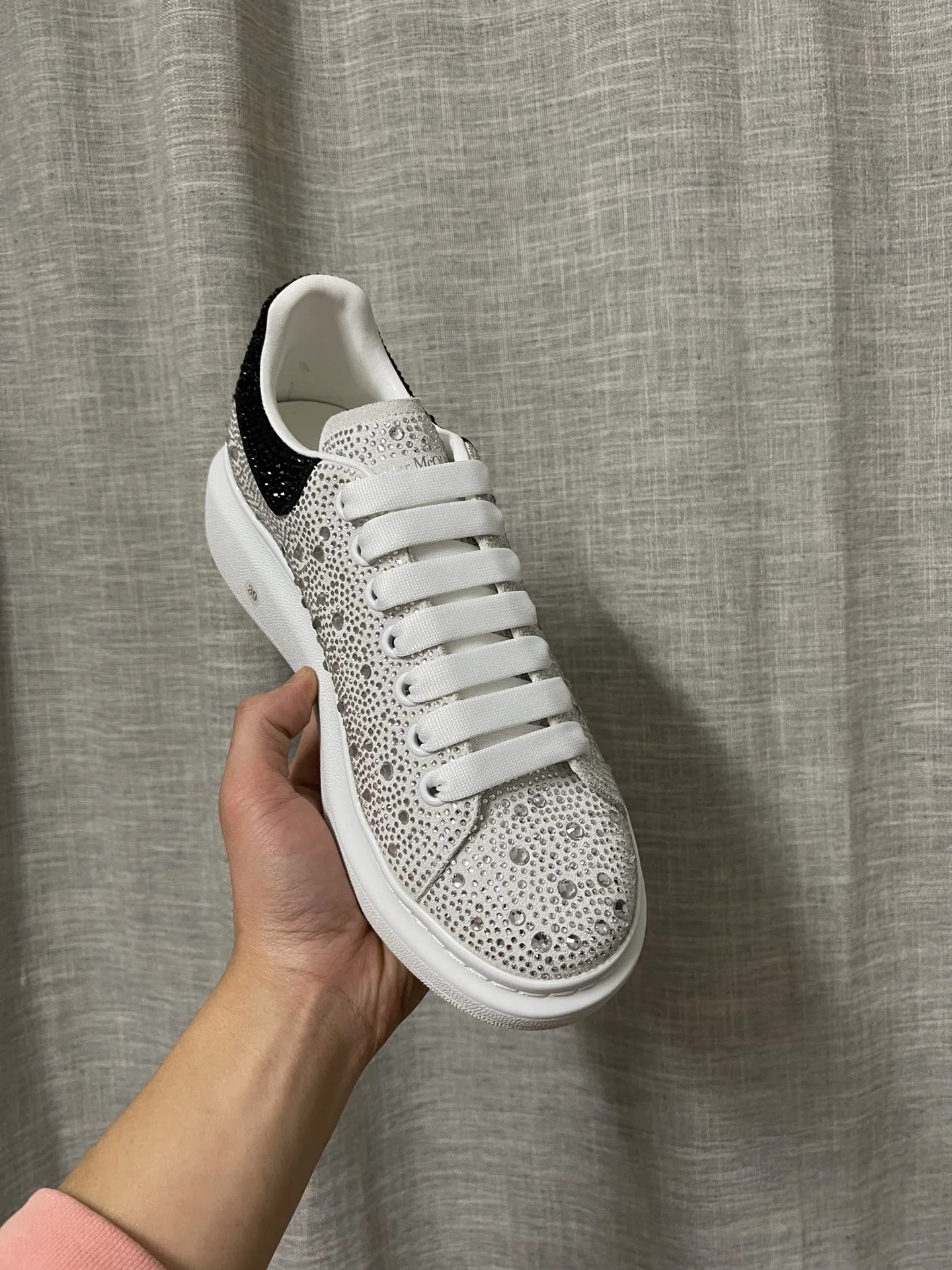 Классические белые кроссовки McQueen - унисекс - верх с белыми ромбами - каблук с черными ромбами - премиум-издание