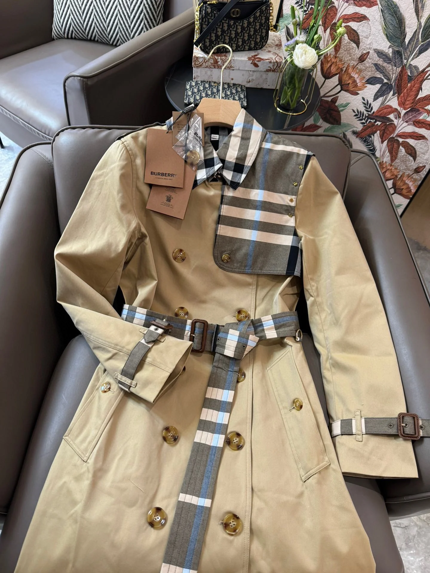 Burberry 2403 - Тренч средней длины с синим клетчатым узором в стиле пэчворк - Цвет хаки
