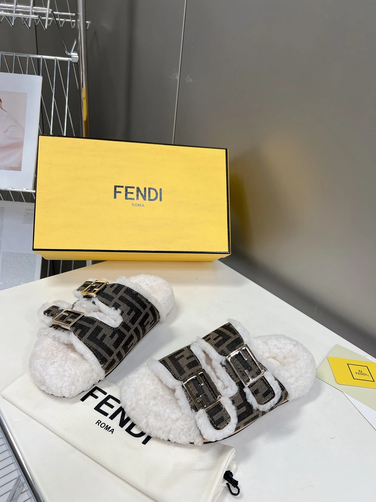 Fendi - Новинка сезона осень/зима 2022 - Меховые тапочки
