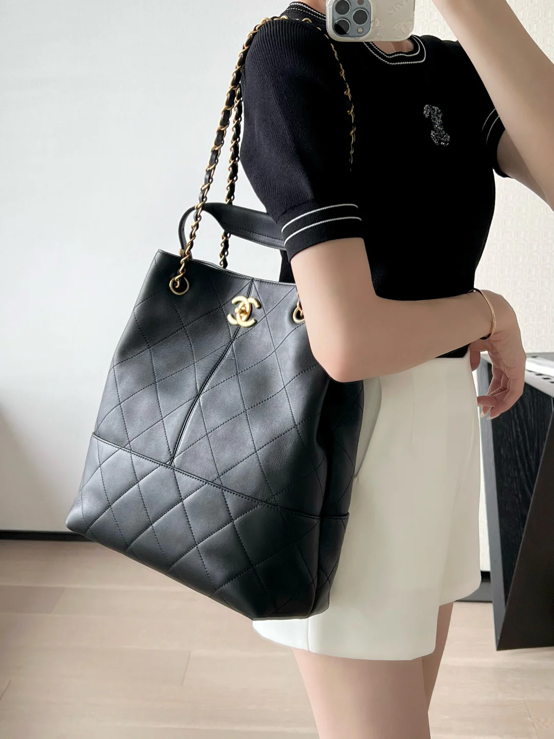 Chanel - ??? - Прямая сумка-шоппер - Телячья кожа - ??? - Черная с золотой фурнитурой