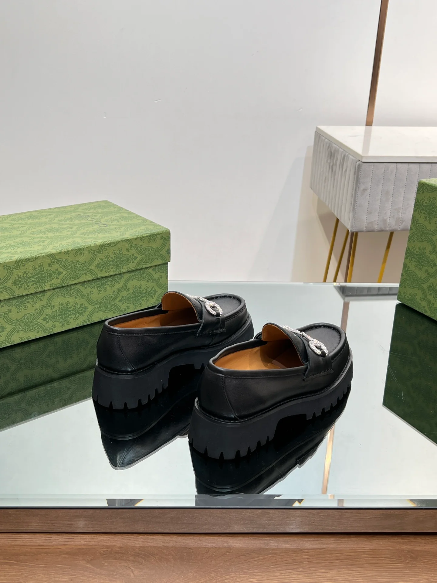 Лоферы Gucci 2024 на платформе с кристаллами и стразами, черные - 1 шт.