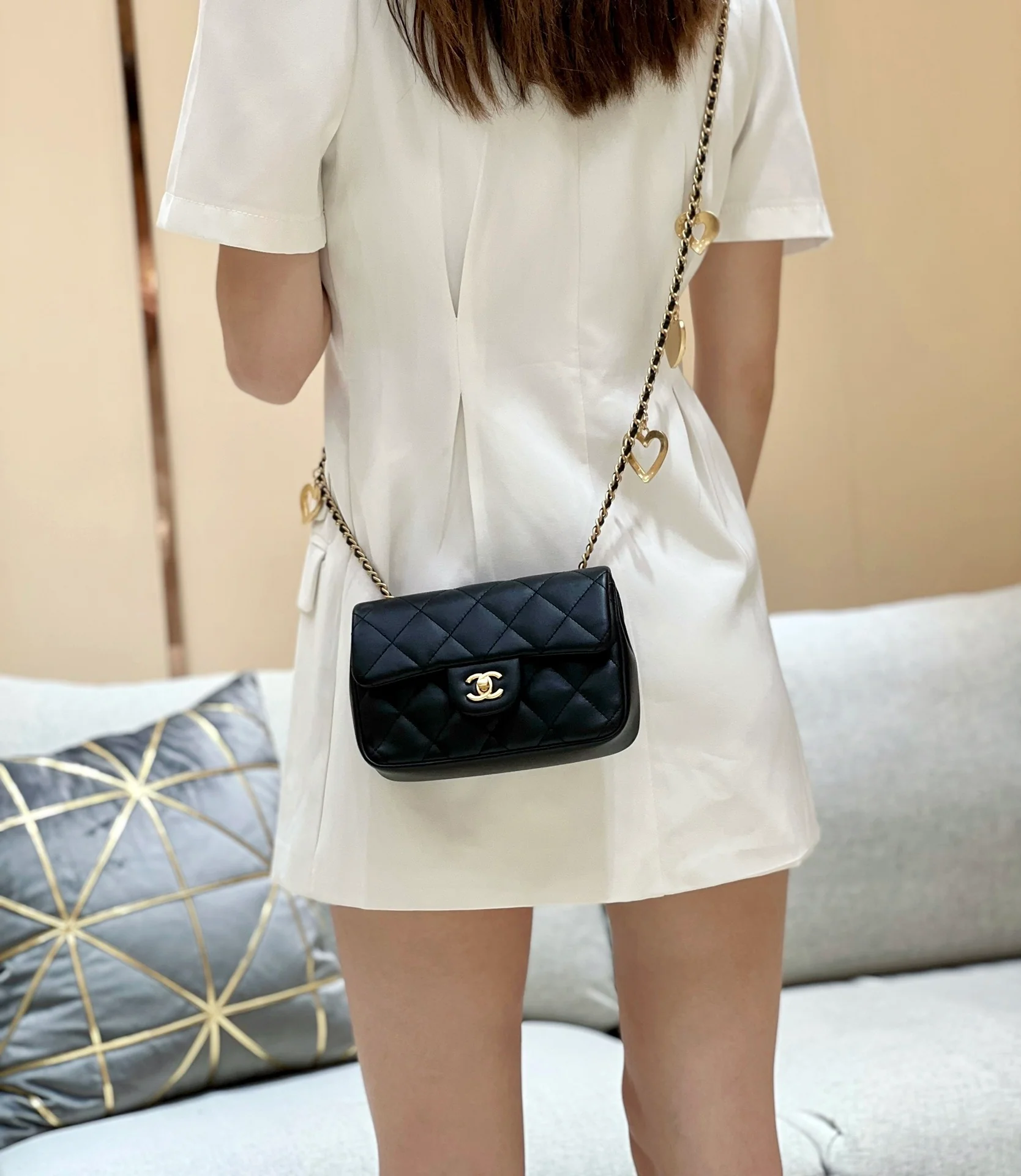 Новинка сезона осень/зима 2022 от Chanel - Сумка CF с подвеской в ??виде сердца на цепочке - Лимитированная серия - Черная - Маленький размер