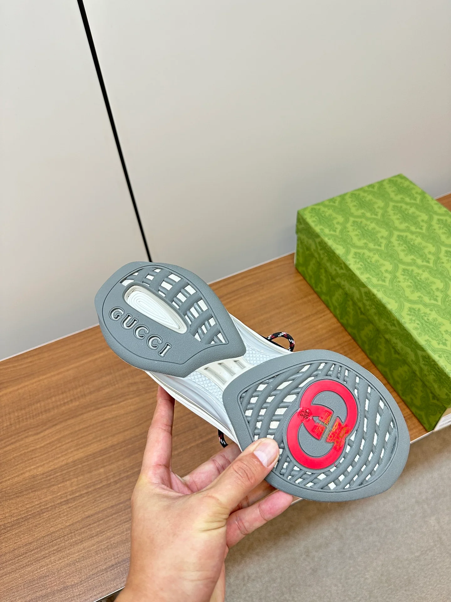 Новинка осенне-зимней коллекции Gucci 2023 — Кроссовки из однотонного вязаного кроя — Унисекс — Лилово-фиолетовый