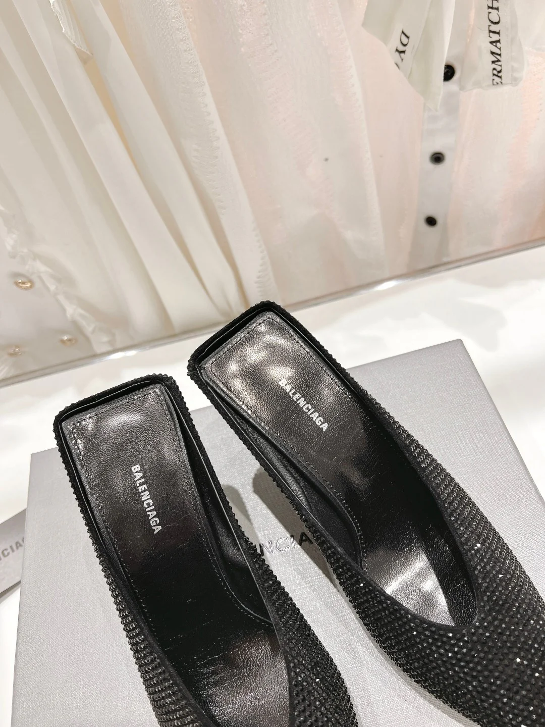 Новинка сезона весна/лето 2023 от Balenciaga - туфли-лодочки на тонком каблуке с декором из страз.