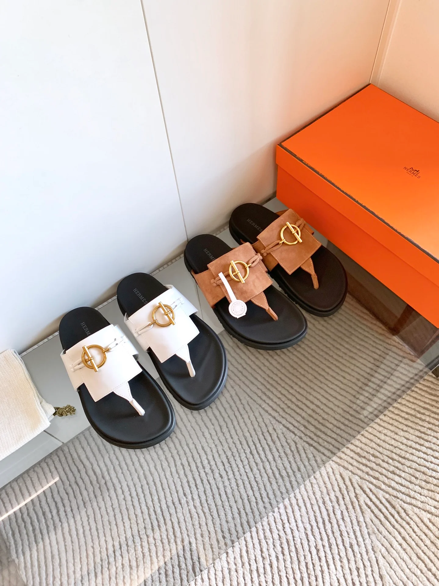 Металлические шлепанцы Hermes с кольцом - изображение из коллекции