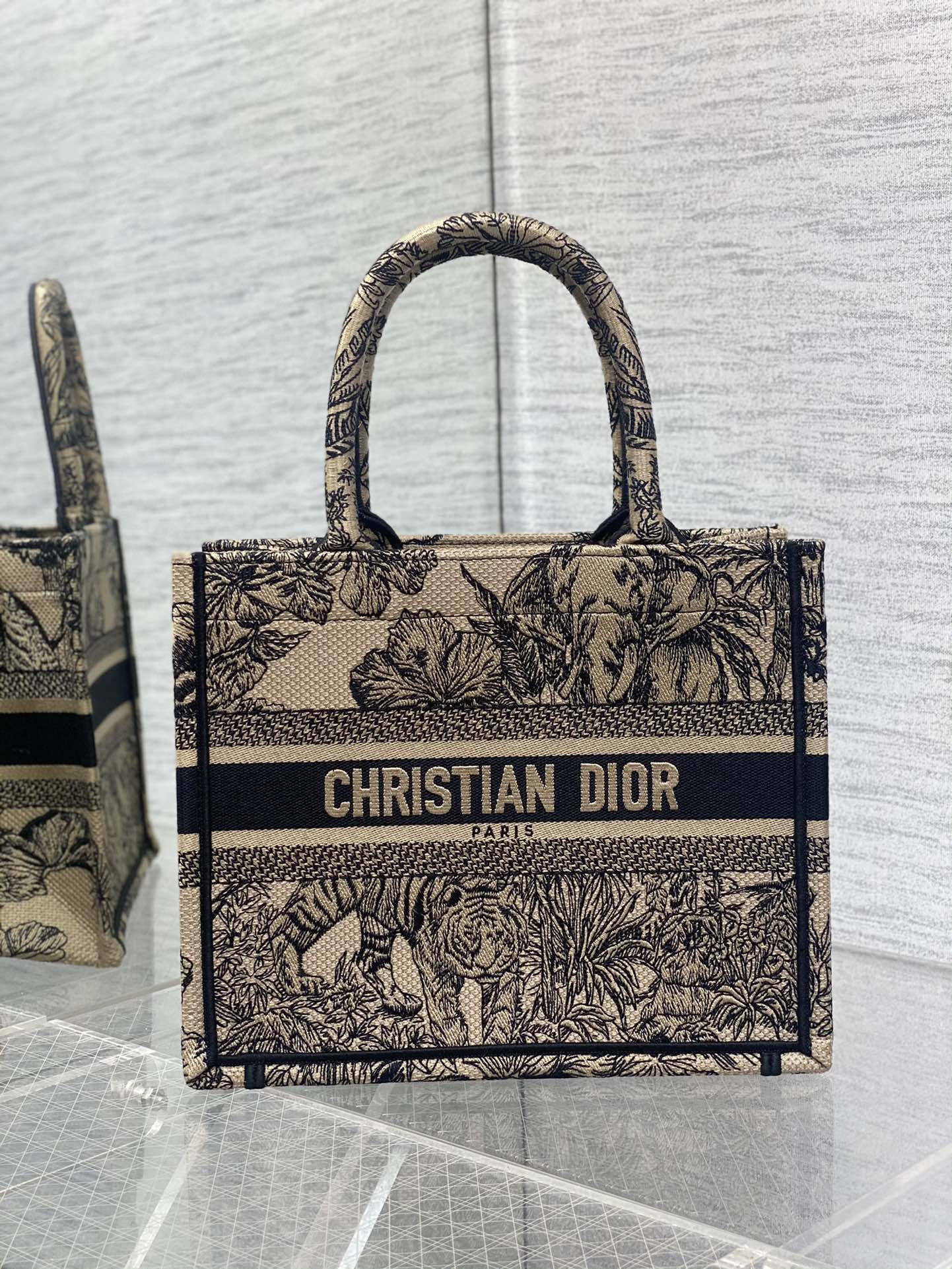 Сумка Dior Book Tote из коллекции Весна/Лето 2023 — Вышивка ?Тигр? — Абрикосовый цвет — Маленький размер