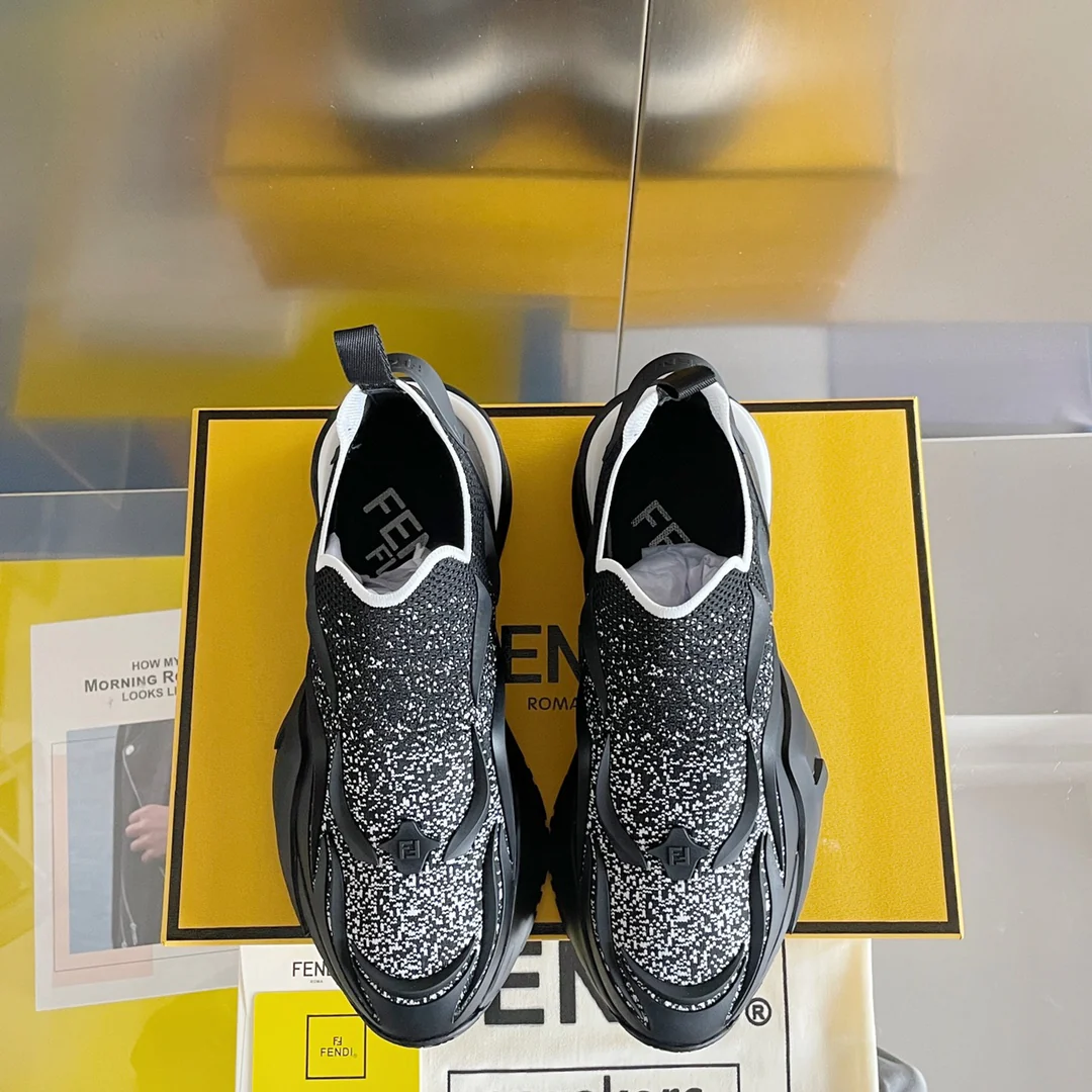 Новинка 2023 года от Fendi - кроссовки Flow Series Flyknit - черно-серебристые.