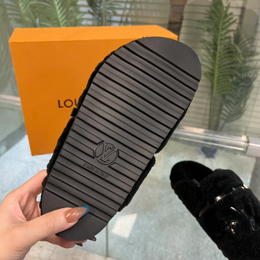 Новинка весны 2022 года от LV - Меховые полутапочки - Черные