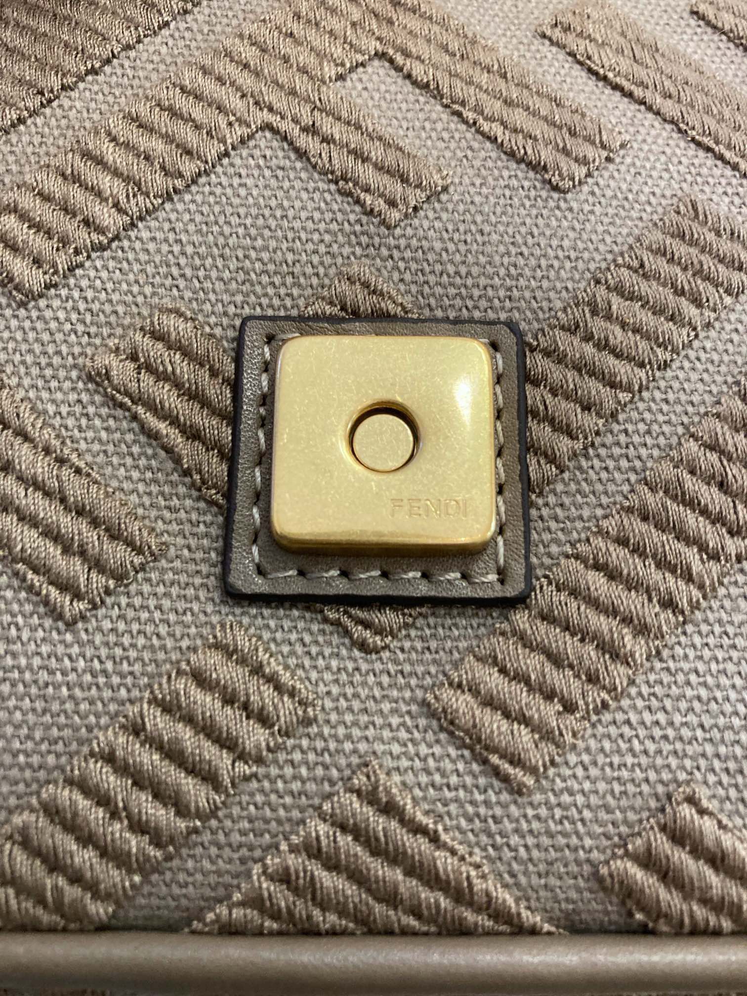 Сумка Fendi Baguette Medium из абрикосового холста