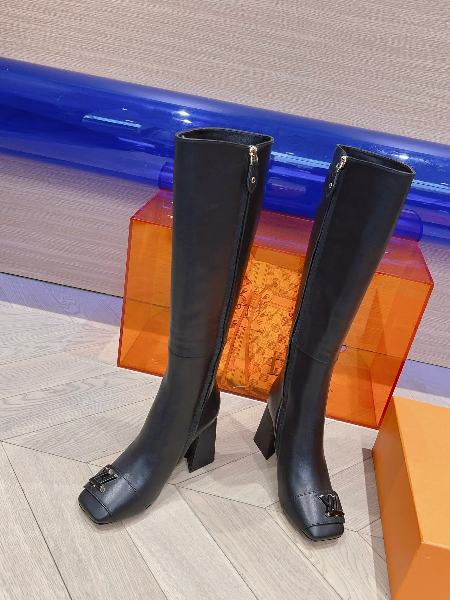 Новинка сезона осень/зима 2023 от LV - Ботинки с подиума - Массивные ботинки на высоком каблуке - Черные