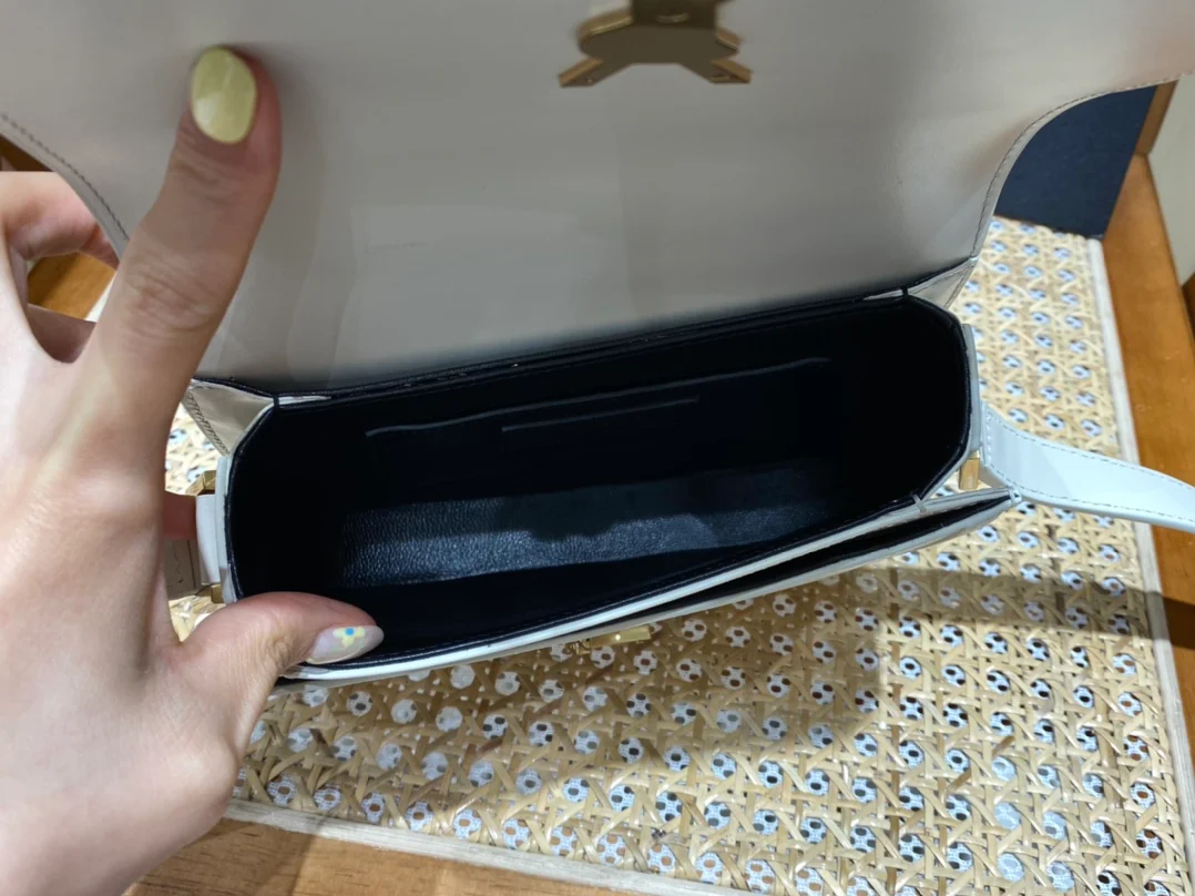 Сумка YSL Solferino Tofu Bag - белая - 18 см - На фото: На мне