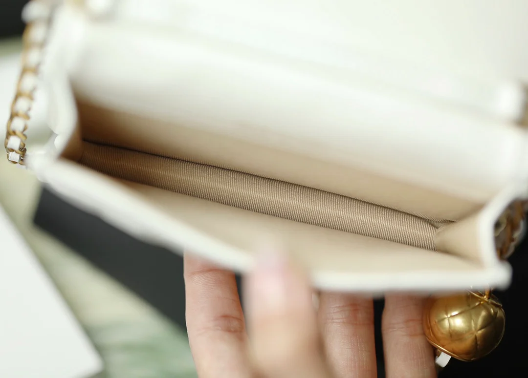 Сумка через плечо Chanel Little Gold Ball из коллекции Little Gold Ball - из овечьей кожи.