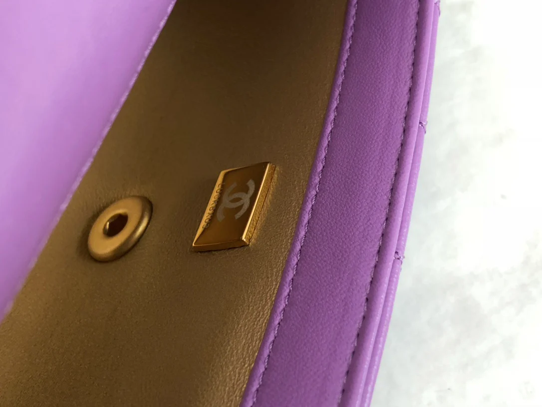 Chanel 2022, последняя модель сумки Golden Globe Square Fat Flap Bag.