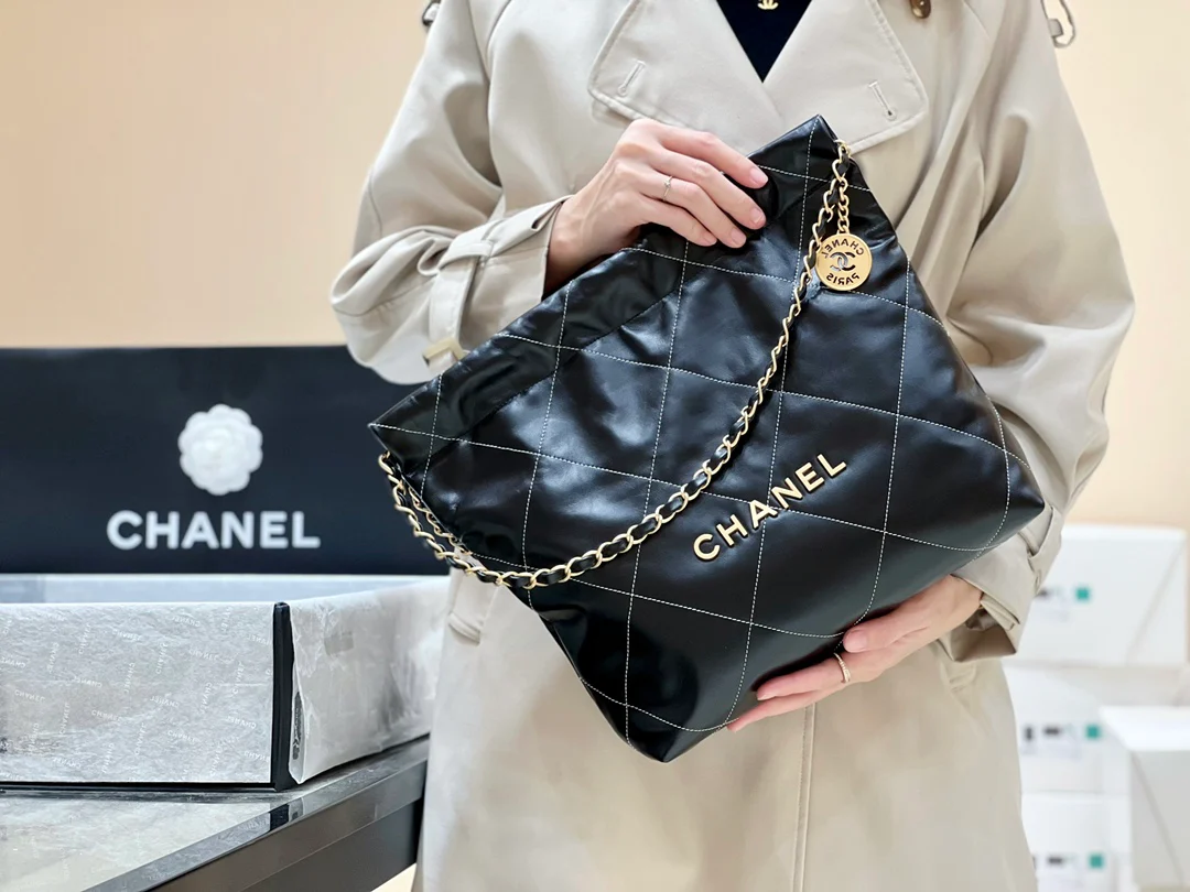 Круизная коллекция Chanel 2023 - сумка 22bag - маленькая - черная - Фотографии в одежде