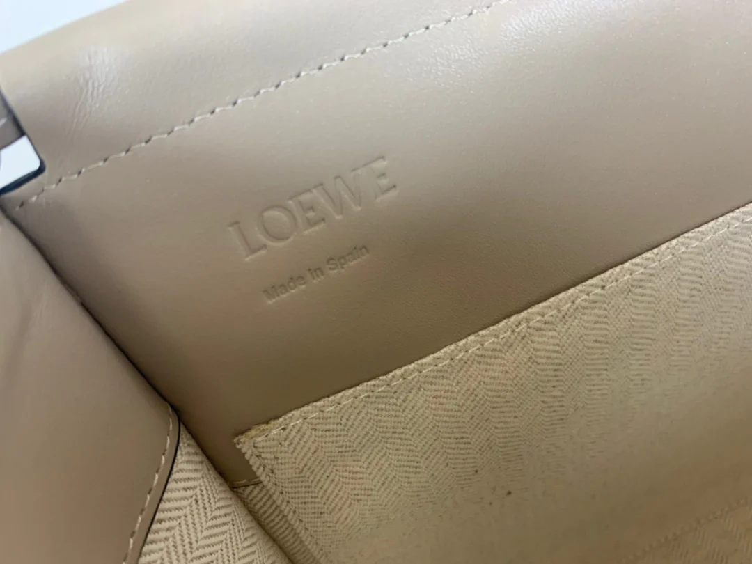 Сумка-тоут Loewe из телячьей кожи, белая.