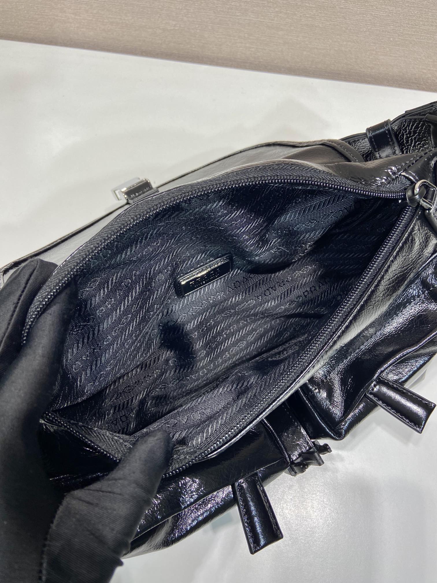 Поясная сумка Prada из вощеной кожи