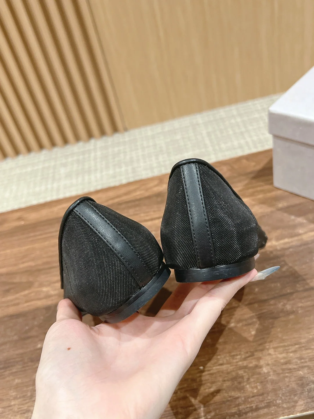 Балетки Jimmy Swarovski с сетчатым верхом и острым носком — черно-серебристые.