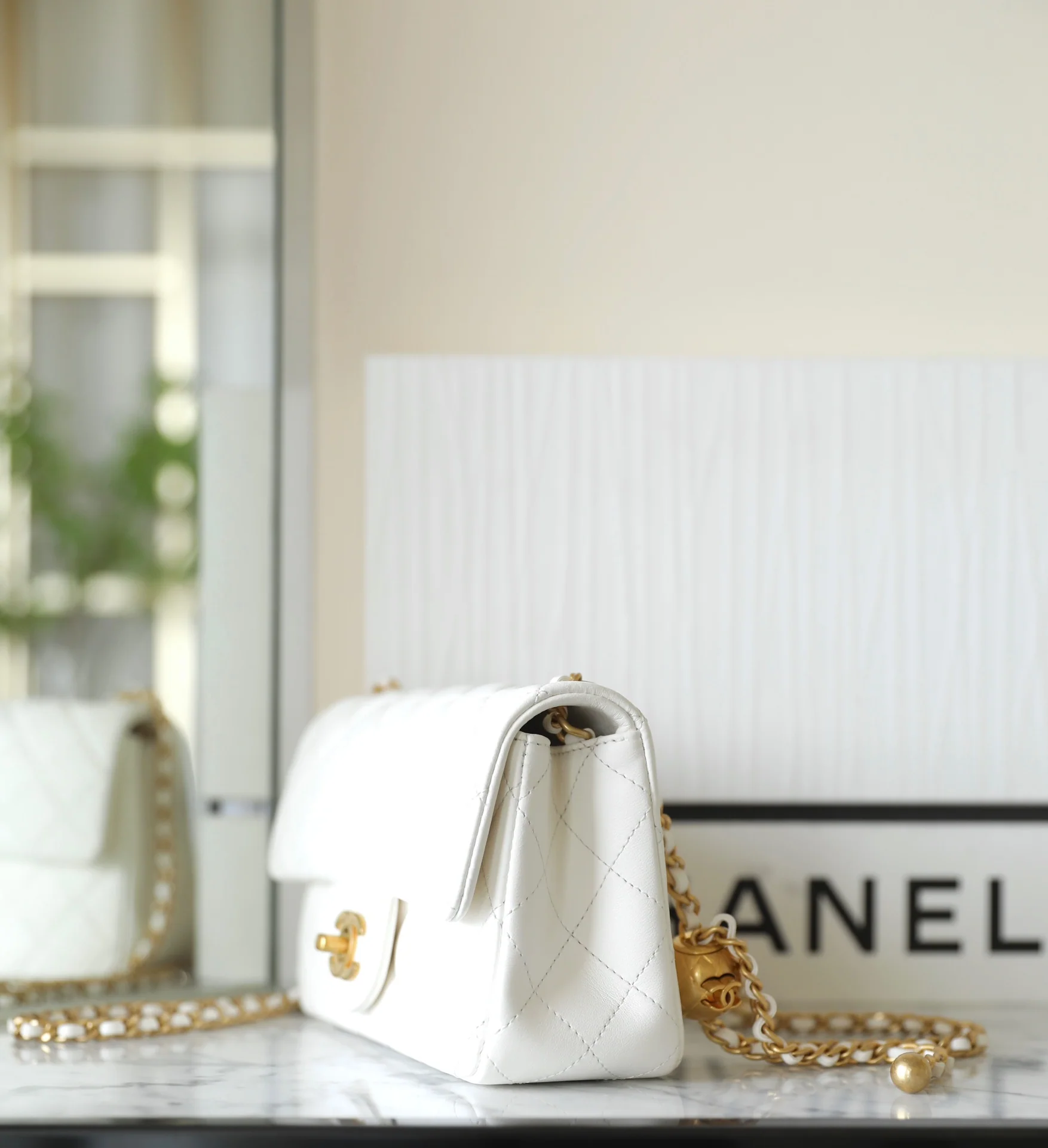 Мини-платье Chanel CF Gold Ball - белое